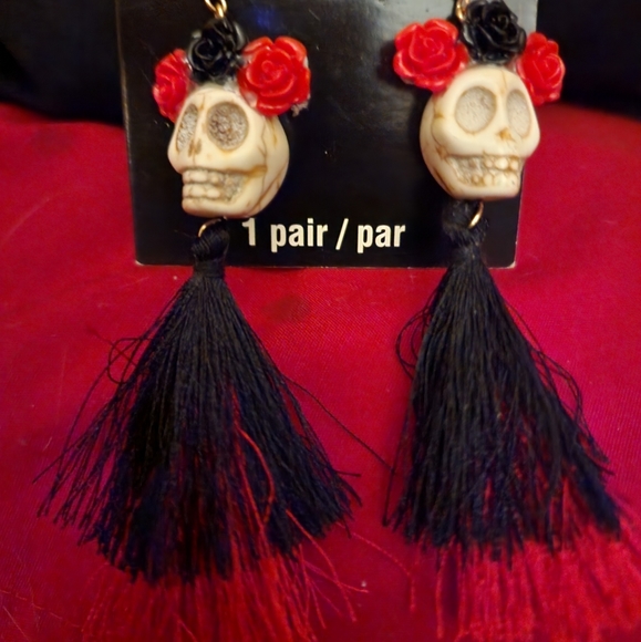 NEW Day of the Dead Earrings ,black/ red. - Picture 2 of 3